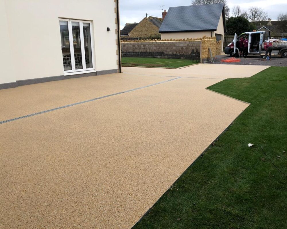 Resin bound driveway with decorative detail