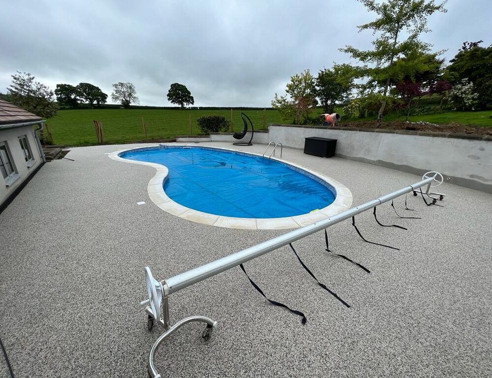 Resin bound swimming pool surround